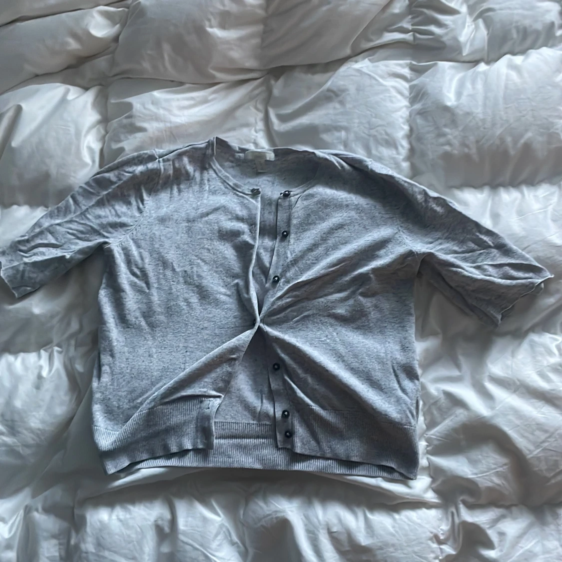 Ljusgrå kofta med kort ärm - 1