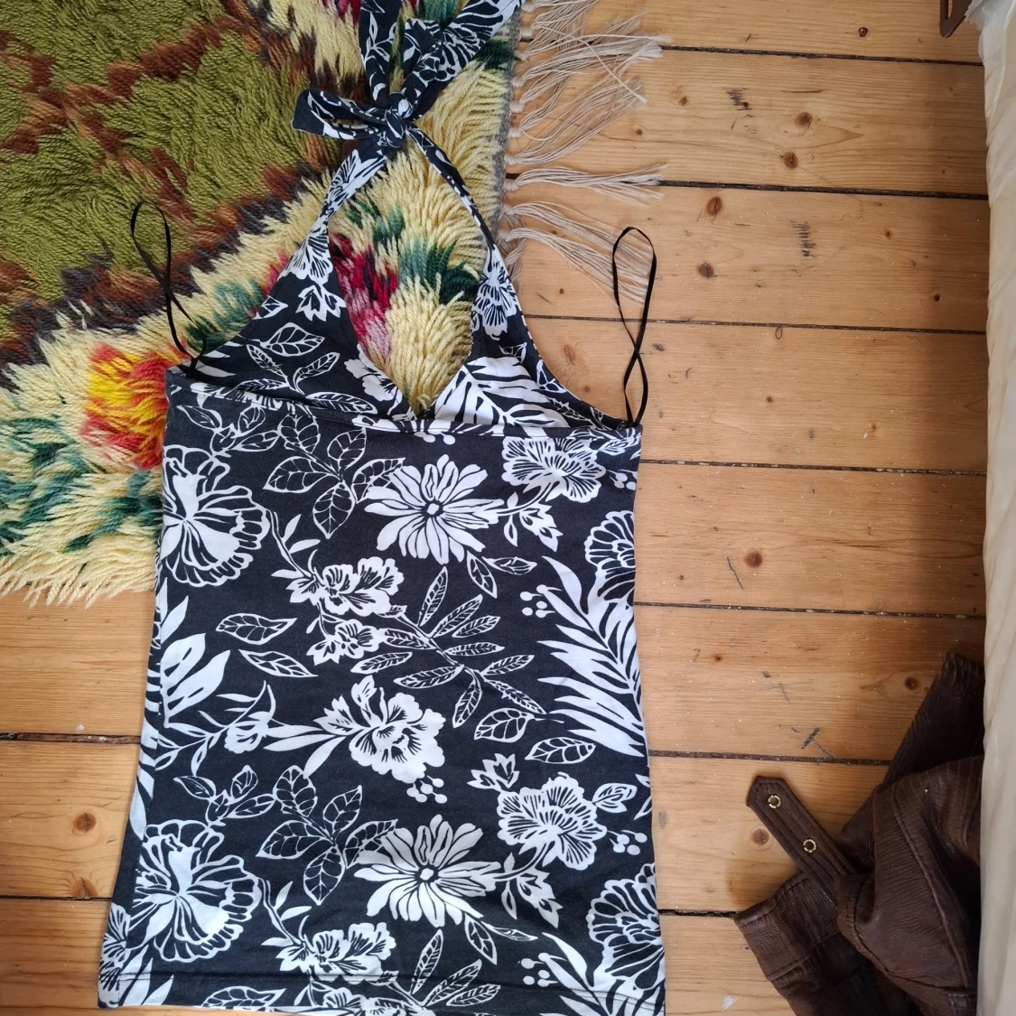 Svartvit blommig halterneckklänning - 1