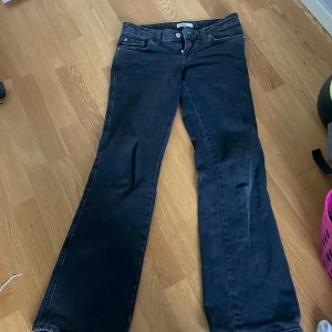 Svarta bootcut jeans från Perfect Jeans - Säljer ett par svarta bootcut jeans från Perfect Jeans i storlek 36. Jeansen har klassisk femficksdesign, knapp- och dragkedjestängning samt utsvängda ben. Säljer eftersom jag aldrig använder de, men väldigt fina!