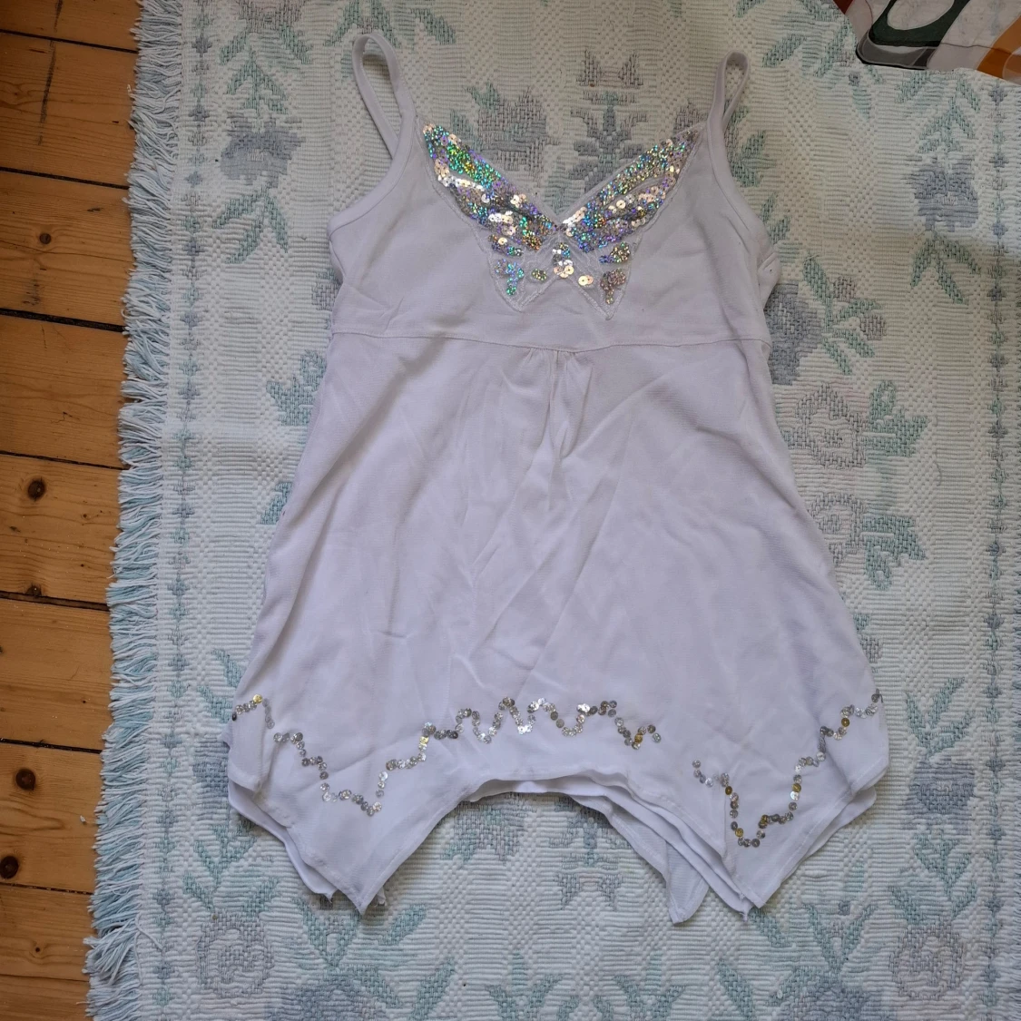 Vit linne-topp med paljettdetaljer