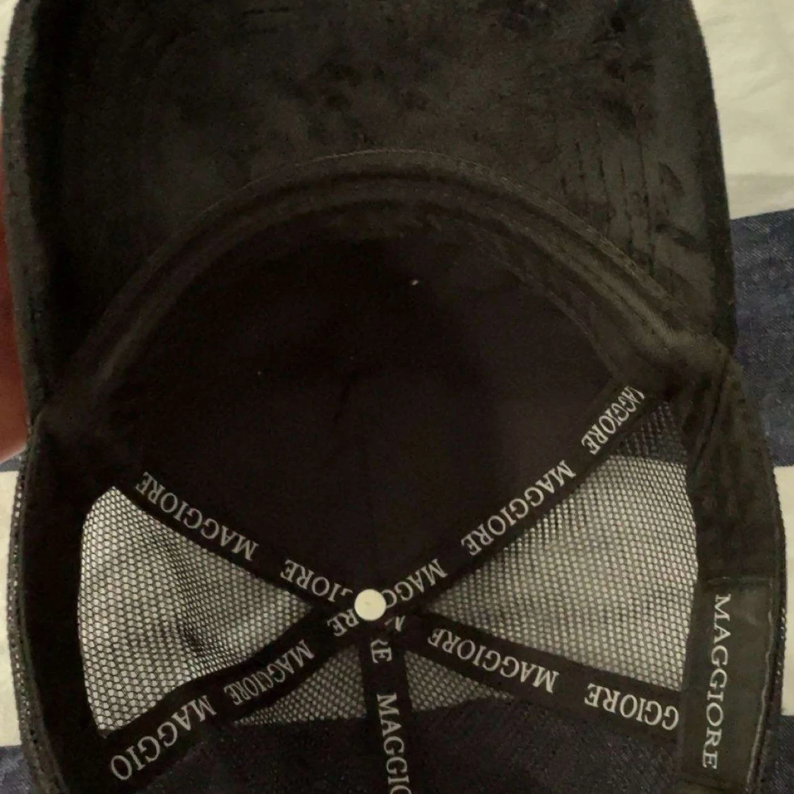 Svart keps från Maggiore med sammetskänsla - 3