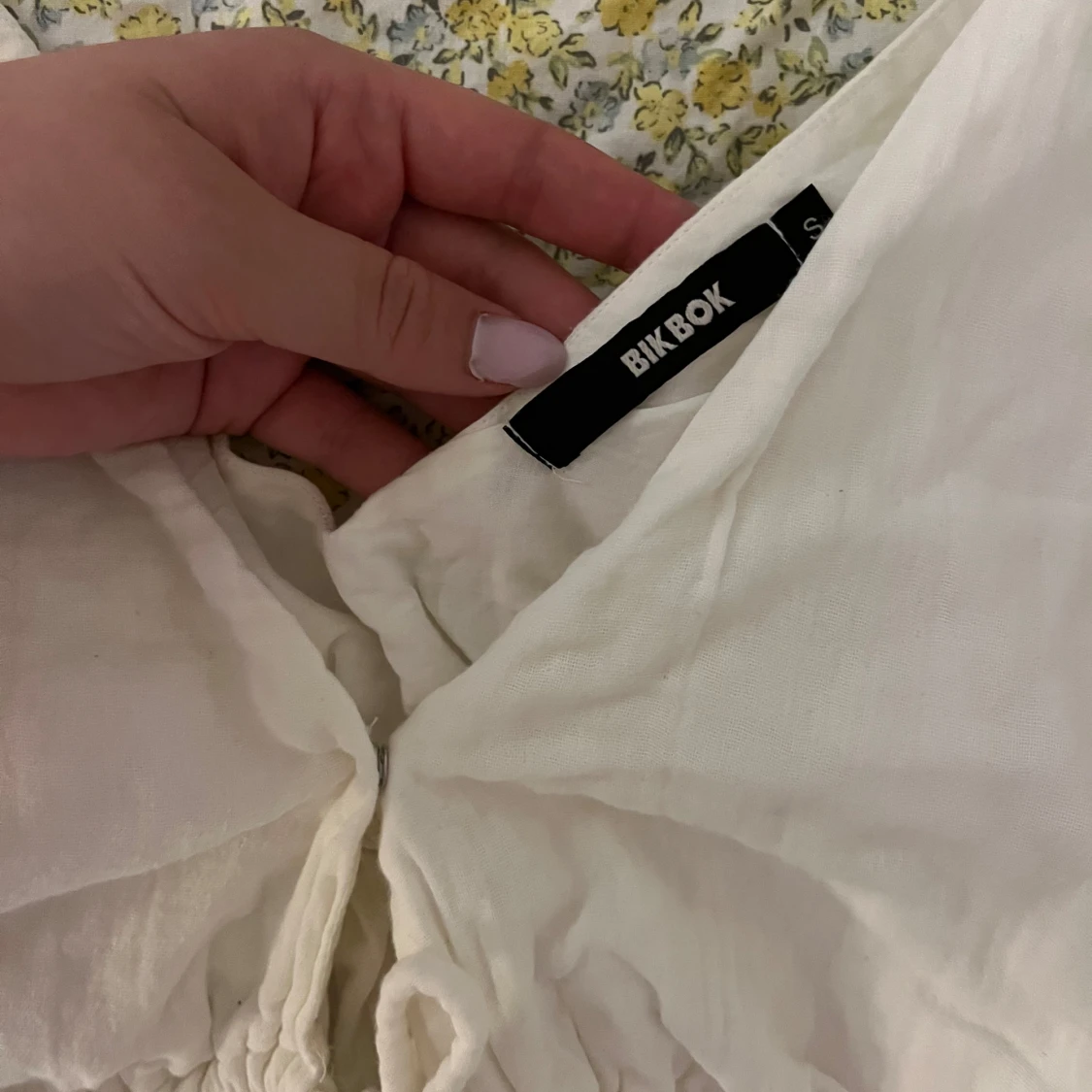 Vit croppad linnetopp från Bik Bok - 2