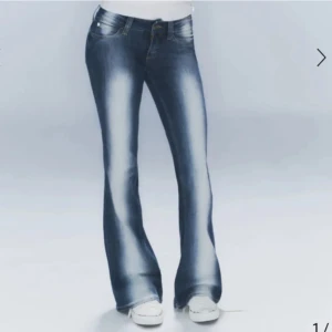 Weekday jeans - Säljer ett par blå bootcut jeans med snygga slitningar och klassisk femficksdesig. Jeansen är lågmidjade. Perfekt för att piffa upp en tråkig louck💕använt väl men är som nya.