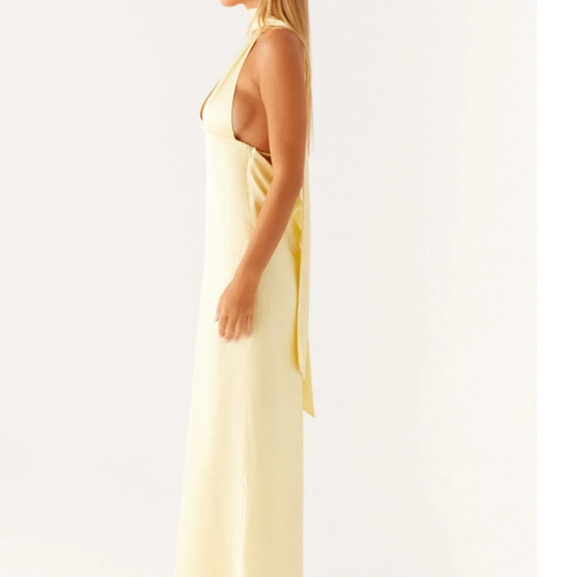 Ljusgul balklänning med halterneck - 1