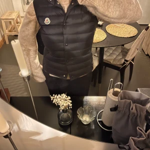 Moncler väst - Moncler väst, modell Liane gilet. Inte en enda skråma på den! Storleken är size 1 som passar mig som har XS/S. Tillkommer extra knappar samt påsen att packa ner västen i. Har självklart kvitto! Skriv om du har några frågor💕