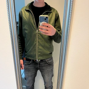 Valentino cardigan  - En riktigt snygg cardigan från Valentino. Perfekt inför våren. Storlek M och skick 8/10. Hör av er vid funderingar🙌🤗