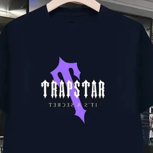 Svart t-shirt från Trapstar med lila tryck - Svart t-shirt från Trapstar med ett stort lila tryck och texten 'IT'S A SECRET' på framsidan. Klassisk passform och korta ärmar. Perfekt för dig som gillar streetwear och vill sticka ut med en unik design.