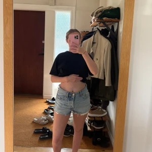 Lågmidjade jeansshorts - Säljer mina snygga medel/lågmidjade jeansshorts som är köpta ifrån Zara och heter ”shorts i denim mid rise” och i färgen ljusblå🩷Använt många gånger men är i ett mycket bra skick!!