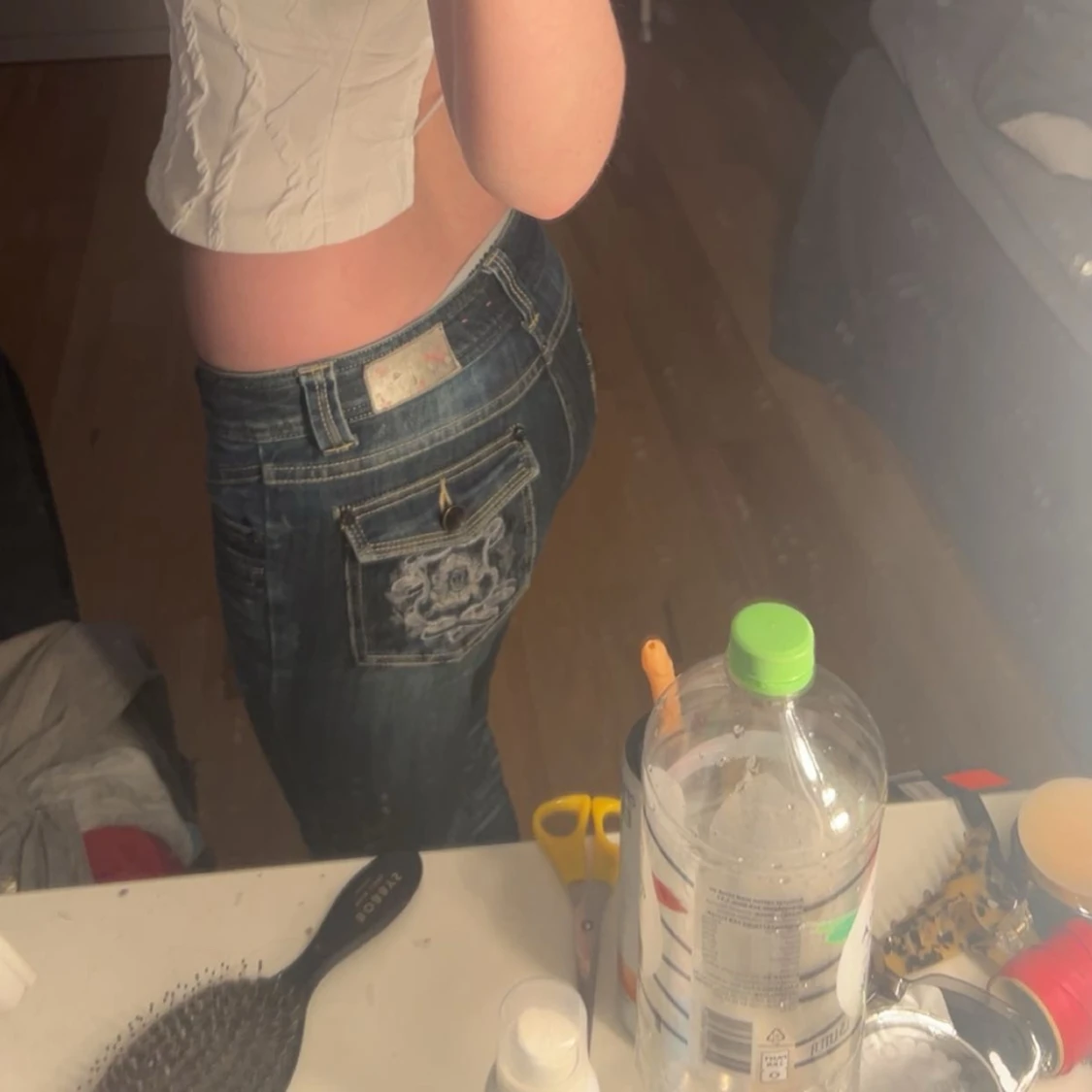 Blåa jeans med fina detaljer  - 2