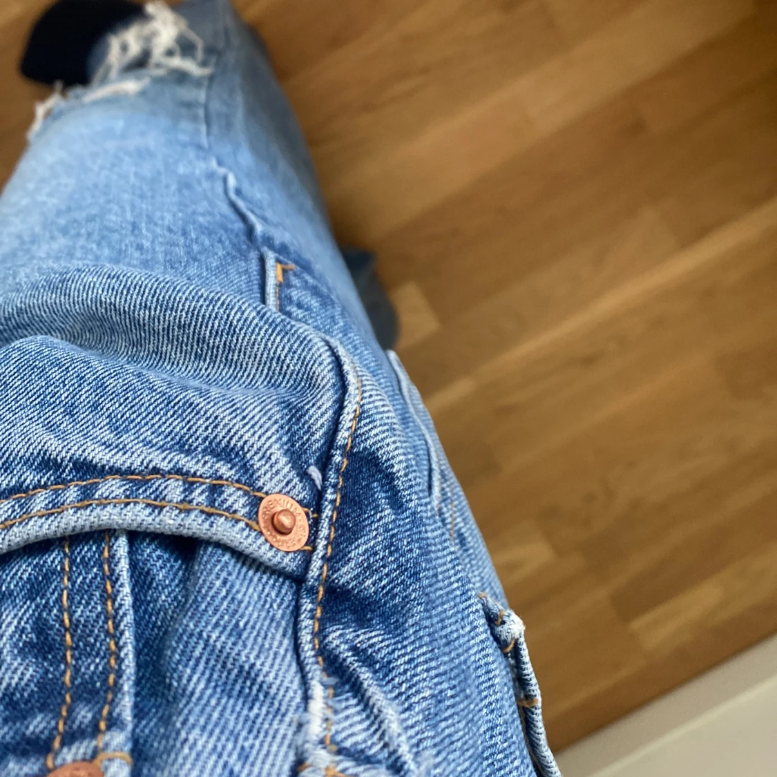 Blå jeans med hål på knäna - 2