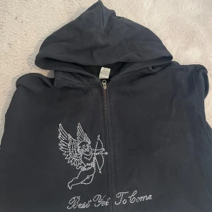 Rhinestone Hoodie - Snygg svart Rhinestone hoodie i bra skick