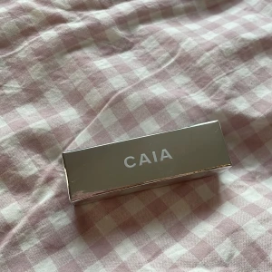 Caia BB-stick - Helt oanvänd och oöppnad förpackning. Caias bb-stick i färgen 10C. Säljer pga att jag köpte fel färg och kan inte lämna tillbaka