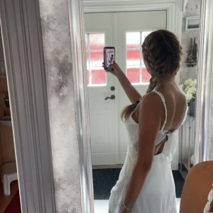 Vit silkesklänning med öppen rygg - Endast använd 2-3 gånger, inga defekter