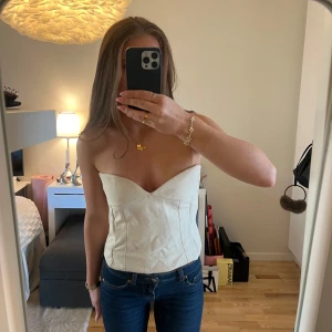 Korsett från Zara - Snygg korsett från Zara i storlek S. Lite sliten som man kan se på bild 4 men inte man tänker på o går att fixa!!