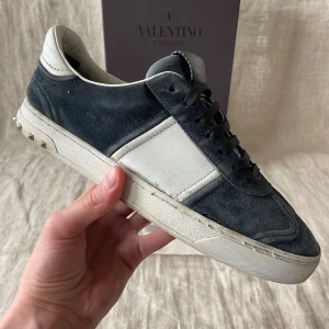 Valentino flycrews  - Valentino flycrews✈️| SEK-2499 | Fint skick | Lite limmade på två ställen, synes ej, känns ej vid användning | Storlek 39, passar upp till 40.5 | Hör av dig vid frågor// SF