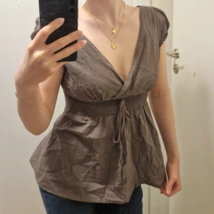 Topp - Söt topp med puffärmar🥰 Skulle säga att den är storlek XS-S