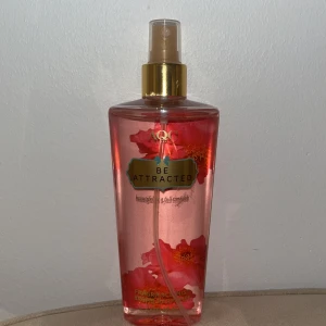 Be Attracted Fragrance Mist från AQC - Fräsch och blommig body mist från AQC med namnet 'Be attracted”. Helt oanvänd.  Perfekt för en uppfriskande doftupplevelse. Väldigt svåra att få tag på