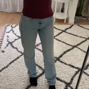 Zara mid waist jeans - Säljer mina zara mid waist jeans då de har blciit för små i midjan. Storlek 34! 💕