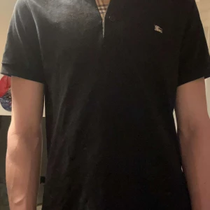 Burberry piké - Hjälper min kille att sälja sin snygga burberry piké, om du undrar något eller har frågor så är det bara att höra av sig 🥰