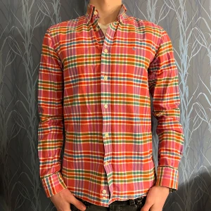 Rutig skjorta från Morris - ‼️Asfet morriströja till de nog sjukaste priset vi kommer ha, för endast 69 kr kan denna sprillans nya Morris skjorta bli din‼️ hör gärna av dig vid frågor 🤝