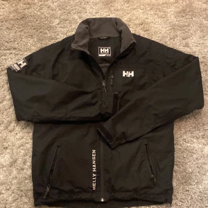 Helly Hansen jacka - Säljer denna riktigt sköna och snygga Helly Hansen jacka som är perfekt nu till våren. Den är i bra skick 8/10, kan ha någon enstaka fläck. Skriv gärna över frågor och funderingar, priset kan diskuteras.