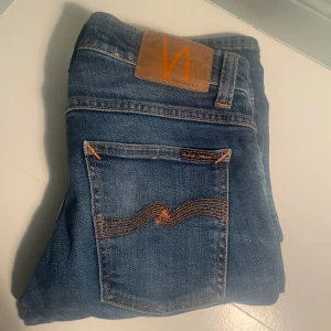 Nudie jeans - Tja! Just nu säljer vid dessa sjukt snygga nudie jeans i modellen grim Tim. Jeansen har en sliten design och är i storlek 28/28! Ny pris = 1600kr Vårat pris = 349kr Hör av dig vid minsta lilla fråga!