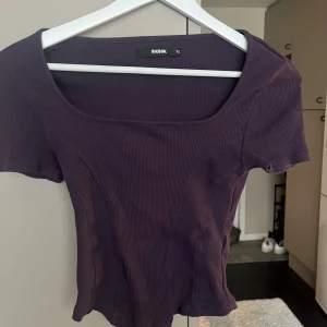 Lila ribbad topp från BikBok - Säljer en snygg lila ribbad topp från BikBok i storlek XS. Passar storlek s-m