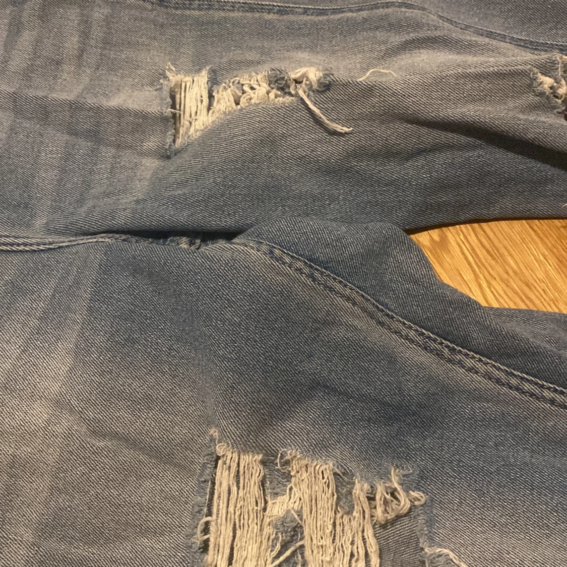 Blå jeans med slitningar - 3