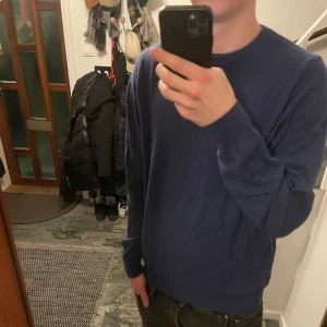 Stickad crewneck - Tja, säljer denna skitsnygga crewnecken. Jag är 183 och den är i storlek M. Har du några funderingar är det bara höra av dig!