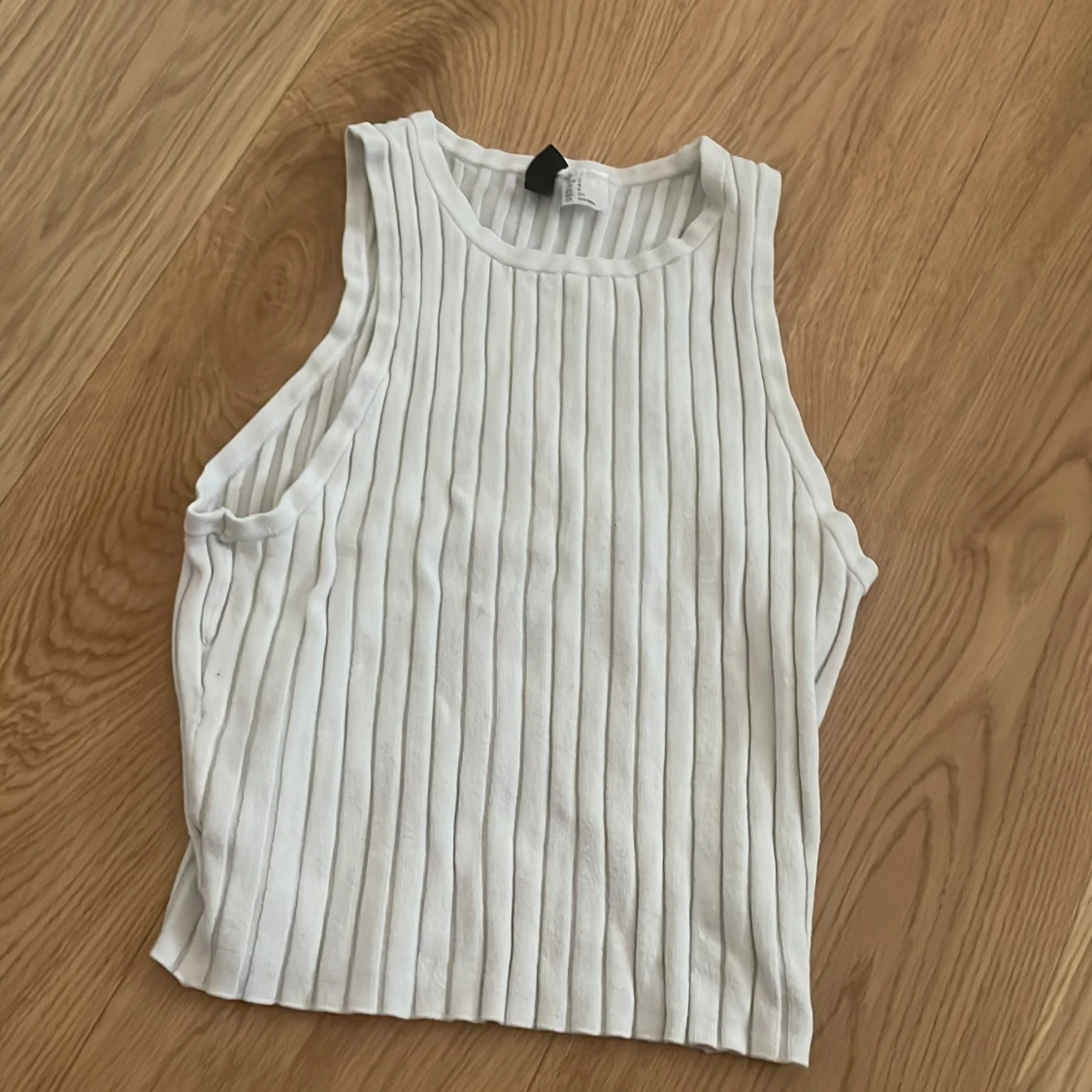 Vit ribbad linnetopp från Divided