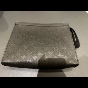 Svart kuverväska  - Säljer en elegant svart väska med det klassiska monogrammönstret. 