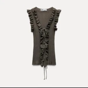 Olivgrön ribbad topp med volangdetaljer - Snygg olivgrön ribbad topp från Zara, ny utan pris lapp 