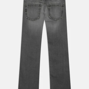 Grå jeans - Snygga grå jeans från Gina young i storlek 164 men sitter som en s/xs, chunky basic flare jeans heter dom men sälj ej längre på gina Tricot längre. Endast använd 1-2 gånger 