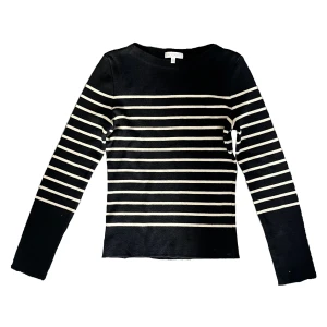 Randig tröja - Säljer en stilren svart och vit randig tröja från Kookai. Väldigt bra kvalitet och skick.