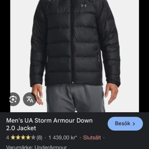 Svart dunjacka från Under Armour - Säljer en stilren svart dunjacka från Under Armour. Jackan har en dragkedja framtill och är långärmad. Perfekt för kyligare dagar med sin pufferdesign som håller värmen. Under Armour-loggan syns tydligt på bröstet. Hör av er vid frågor!