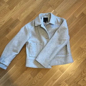Slutsålda Brianna jacka från Lager 157 - Snygg grå kappa från 157 i storlek M. Den har varit lätt använt men är som nyskick.