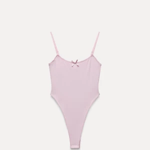 Ljusrosa body med rosett - Snygg ljusrosa body med smala axelband och en söt liten rosett framtill. 