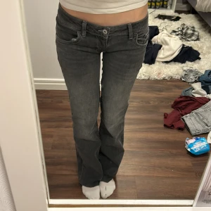 Lågmidjade byxor - Jag säljer domhär då jag har för många jeans som bara tar upp i garderoben, dom är omsydda till låg midja och har fållat upp dom ca 10cm. Super bra skick och jag är 167cm på bilden. Ungefär storlek 34,36