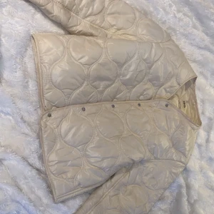 Beige quiltad jacka - Säljer en beige quiltad jacka ifrån Mango🤍 En lite mer loose passform och materialet är tunt, perfekt vårjacka!! Skriv innan du köper. Om du har frågor eller funderingar kp🥰
