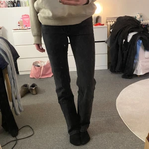 Svarta jeans - Raka svarta jeans med medelhög midja från BikBok i storlek W26 L34. de är använda men hur fina som helst utan några större fel. säljer då de ej kommer till användning💗💗💗