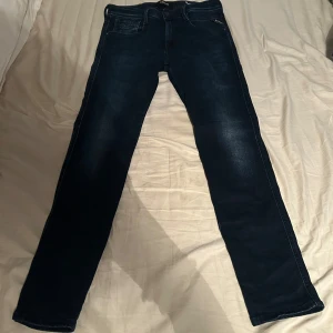 Mörkblå jeans från Replay anbass - Snygga mörkblå jeans från Replay anbass med en klassisk design. De har en normal passform och är tillverkade i bomull. Perfekta för en stilren look.