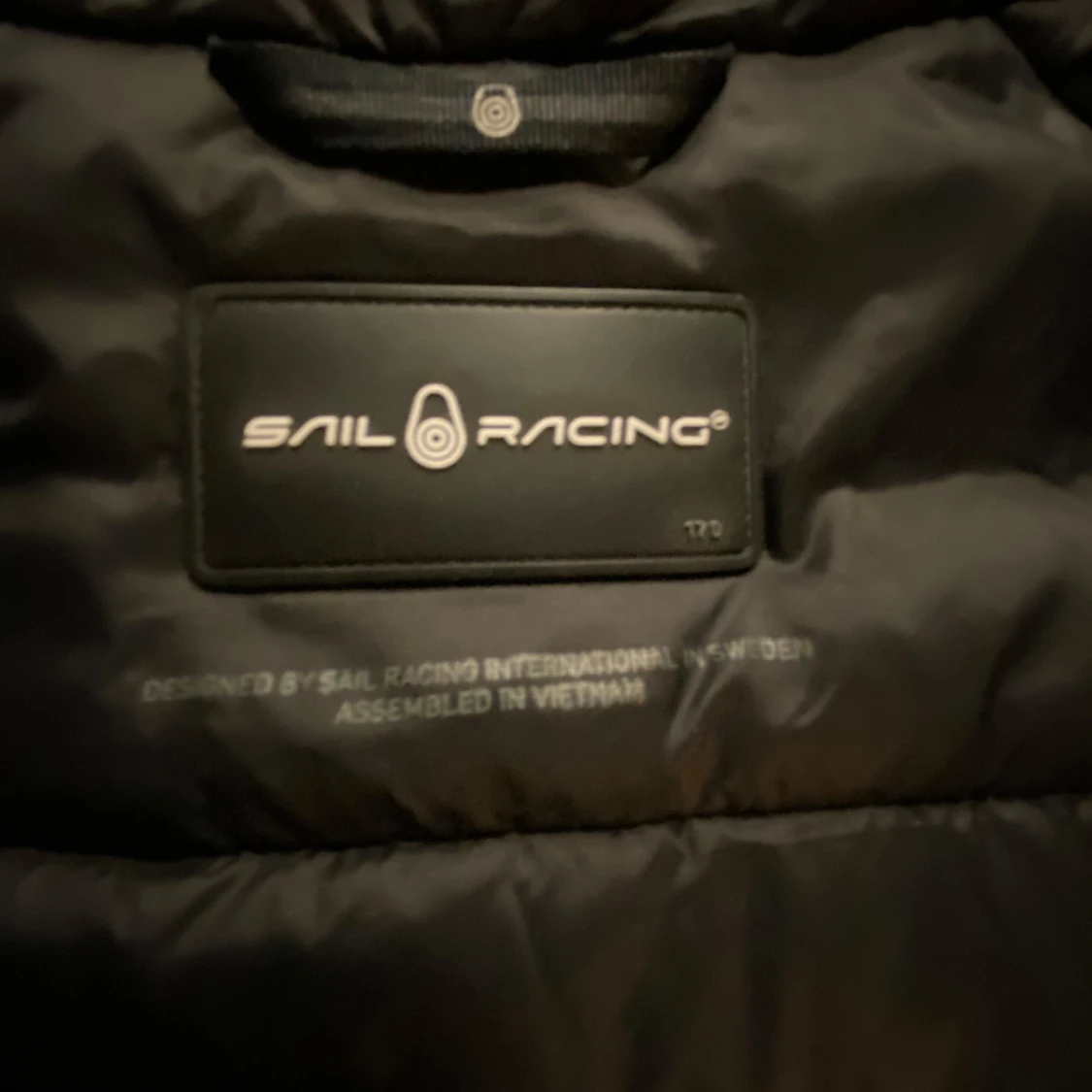 Svart dunjacka från Sail Racing - 2