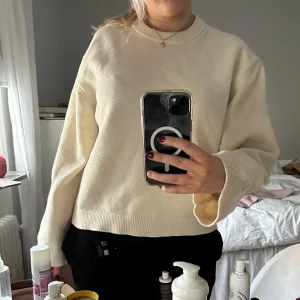 Beige tröja - Säljer en stilren beige tröja med rund hals och långa ärmar. Tröjan har en normal passform