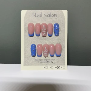 Press on naglar  - Press on naglar handgjorda av mig. Naglarna görs med riktigt gelé osv. Allt för att sätta på naglarna följer med i paketet. Naglarna är storlek M