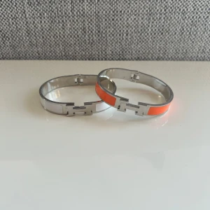 Armband - Säljer 2st stilrena armband i orange och vit färg. Passar både tjejer och killar.   250kr styck, eller 400kr för båda.  Kan fraktas eller så erbjuds utkörning runt Göteborgs området för extra kostnad.
