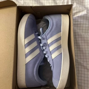 Ljusblå sneakers från Adidas - Säljer ett par ljusblå Adidas VL Court helt oanvända köpte förra året men kom aldrig till användning 