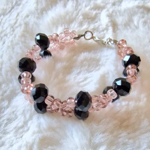 Pärlarmband med en touch av nostalgi! - En touch av nostalgi! Handgjort pärlarmband i en "dusty rose" nyans som för tankarna till svunna tider. En unik accessoar som garanterat fångar blickar! Elastisk tråd för perfekt passform. Helt nytt!                                   Anpassar storlek och färger efter dina önskemål! Samfraktar! 