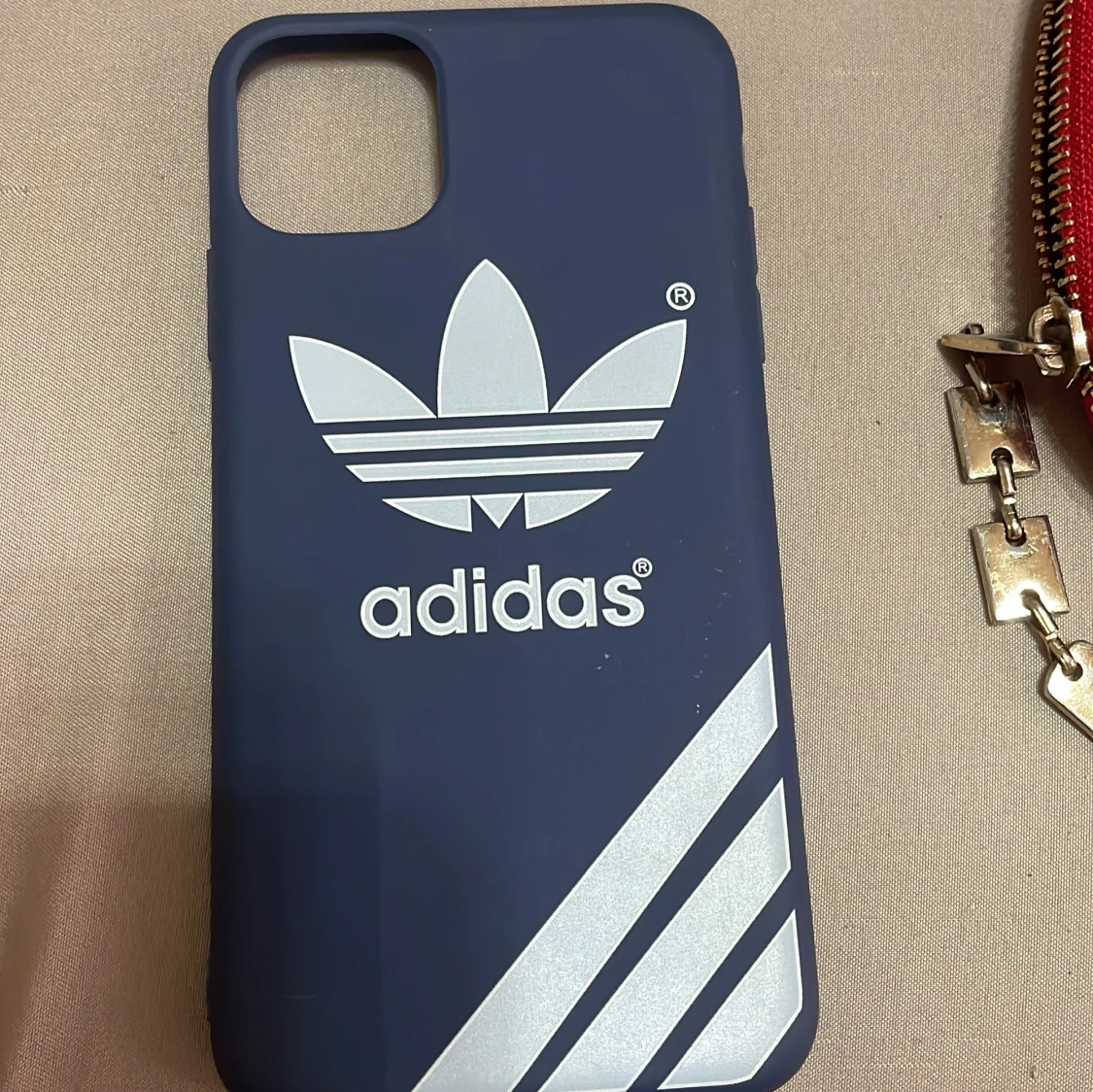 Blå mobilskal från Adidas