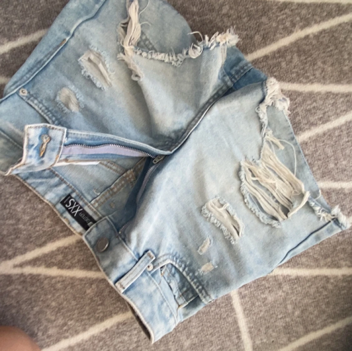 Ljusa jeansshorts med slitningar - 2