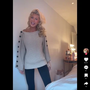 Tröja med knappar - Jättesnygg stickad tröja med knappar på ärmarna ifrån Gina tricket